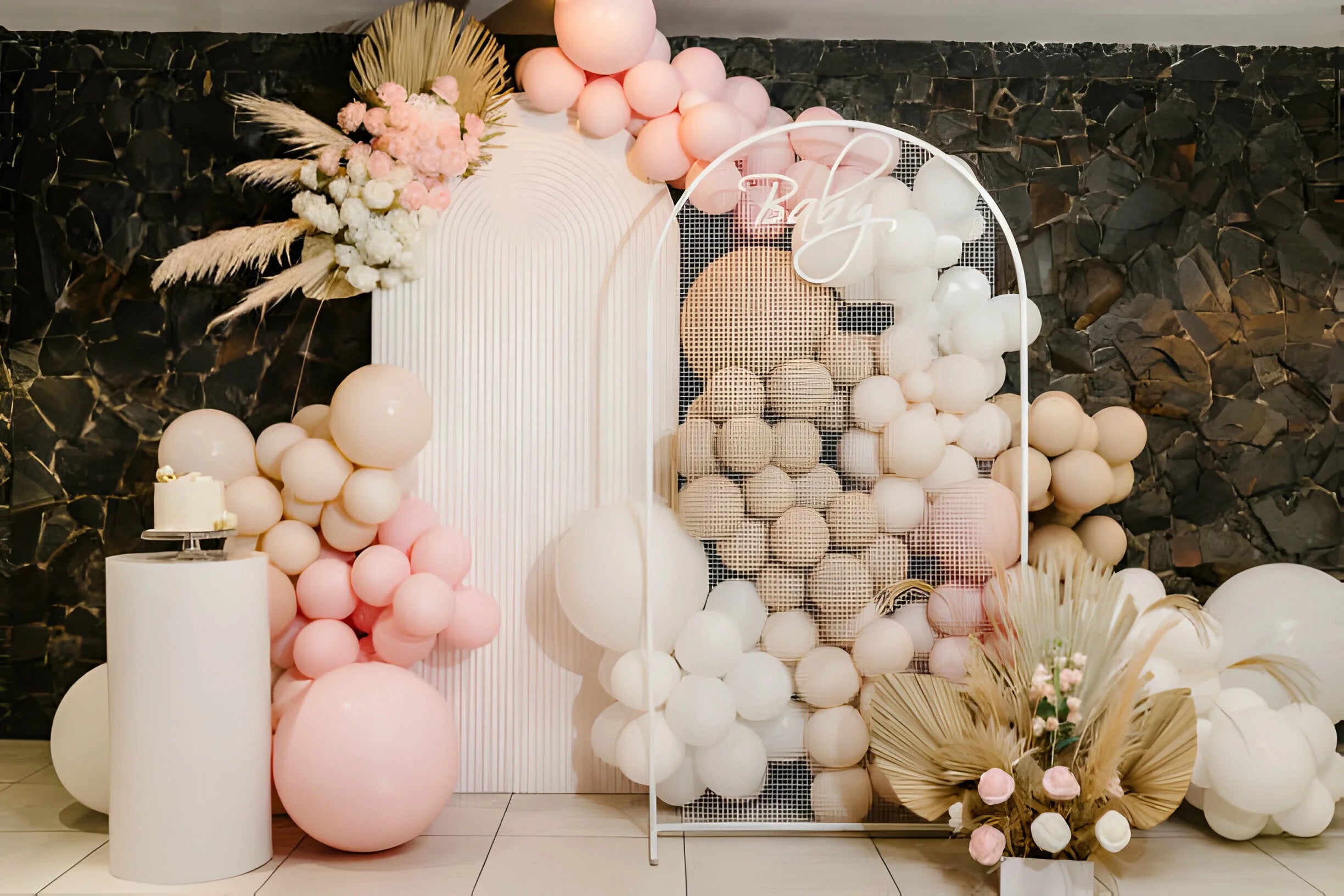 Arche de ballon baby shower rose et blanche